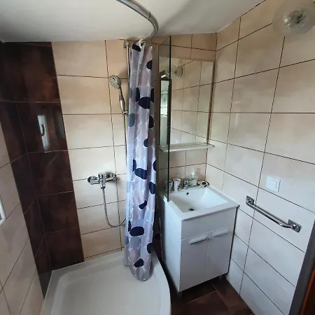 Deak Apartment Vir
